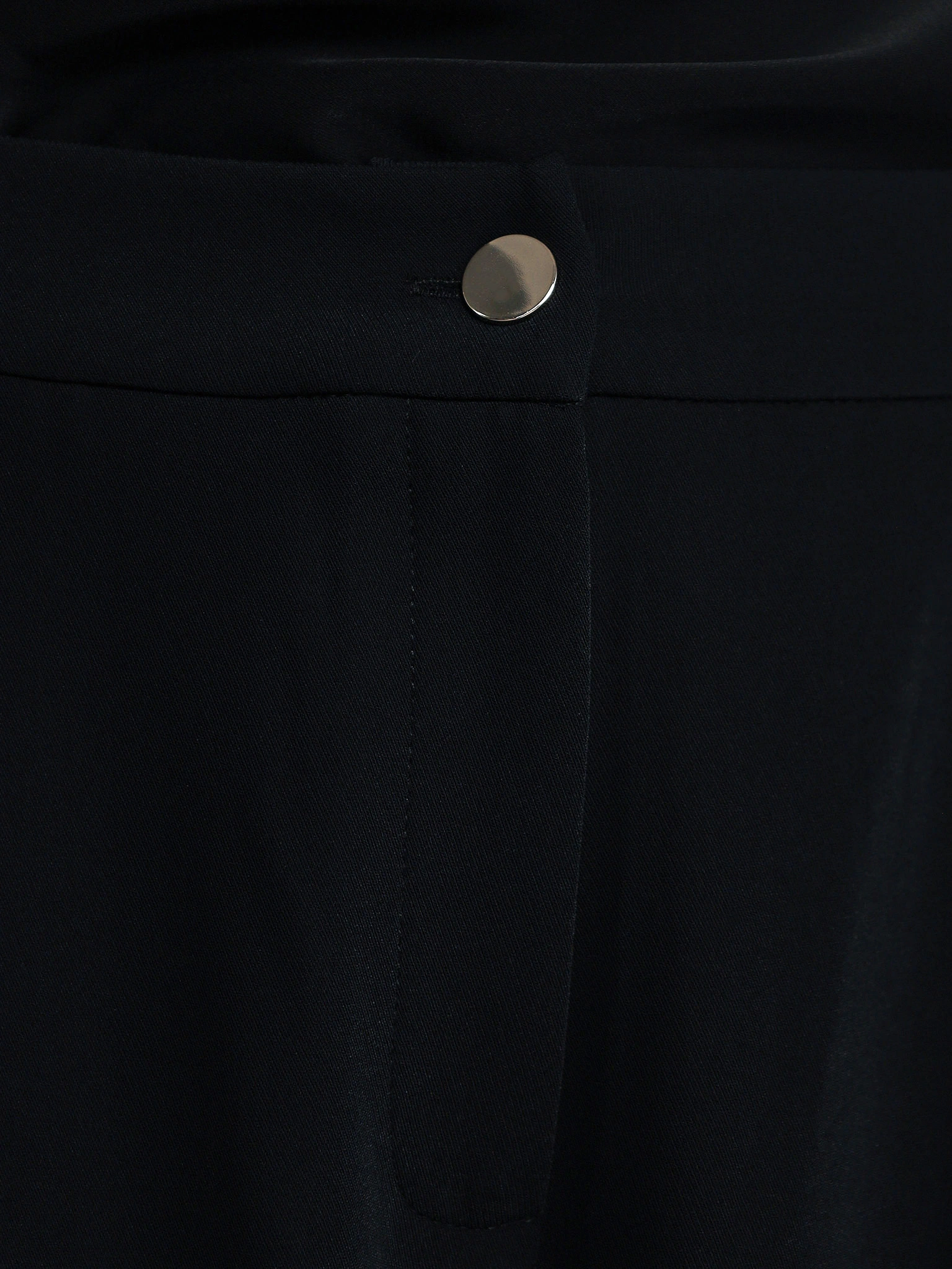 Брюки черного цвета расклешенного кроя